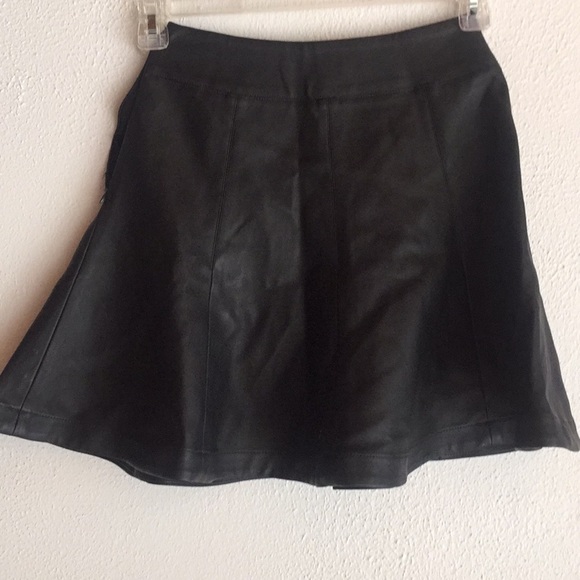 Express Black leather skirt with a side zipper - Picture 1 of 2